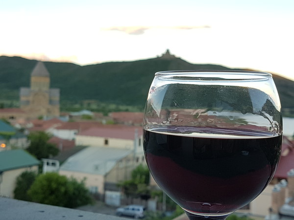 3천년 된 도시에서 8천년 역사의 와인을 들고 1,500년 된 수도원을 바라보며 @뉴스코리아 박철호 특파원