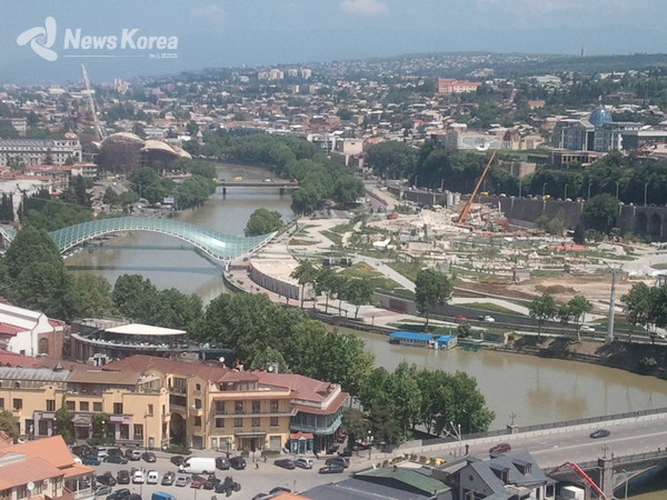 조지아 수도 트빌리시의 평화의 다리와 므트크바리강 그리고 올드 타운 @뉴스코리아 박철호 특파원