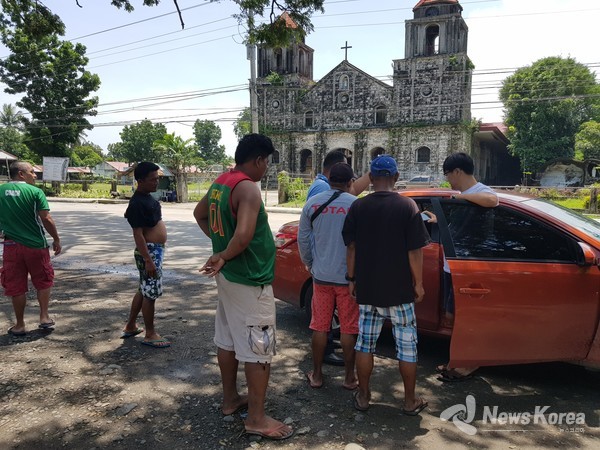 사진 =  네그로스섬의 바콜로도에서 두마게티를 가던중 현지인들에게 길을 묻고 있는 기자 @뉴스코리아 최신 특파원