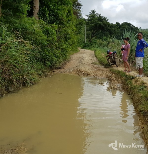 사진 = 네그로스섬의 바콜로드에서 세부섬으로 가기 위해 두마게티의 이름모를 산을 넘다가 만난 험난한 도로 @뉴스코리아 최신 특파원