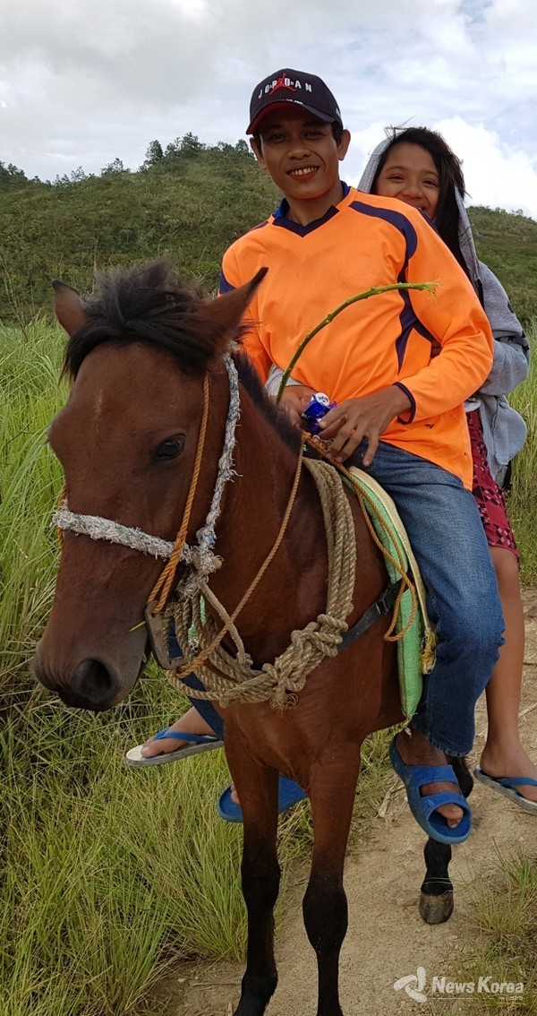 사진 = 말을 타고 데이트 중인 네그로스섬 깊은 오지의 산속에서 만난 필리핀의 연인들 @뉴스코리아 최신 특파원