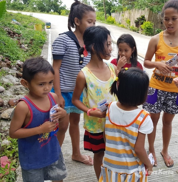 사진 = 네그로스섬의  이름모를 산속에서 만난 아이들에게 한국에서 가져온 연필과 색연필등을 나눠주었다. 훗날 한국의 기자 아저씨를 이 아이들이 기억해주기를 바라며. @뉴스코리아 최신 특파원