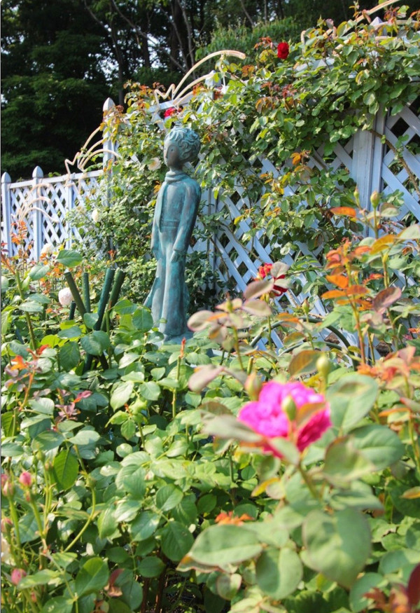 어린왕자의 동상과 장미 정원 @뉴스코리아 김양현 특파원