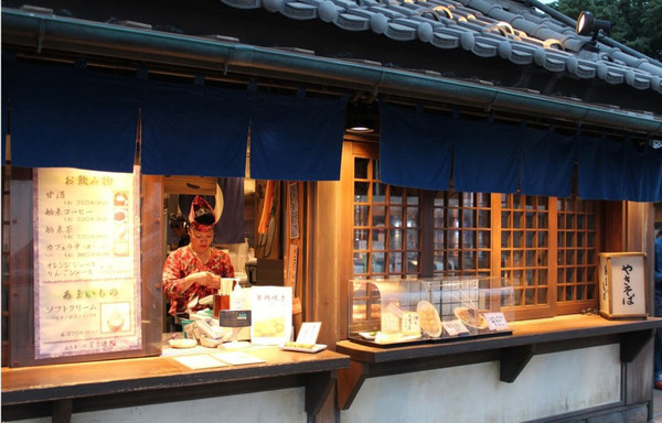 전통 복장을 입고 손님들을 맞이하는 점원들 @뉴스코리아 김양현 특파원