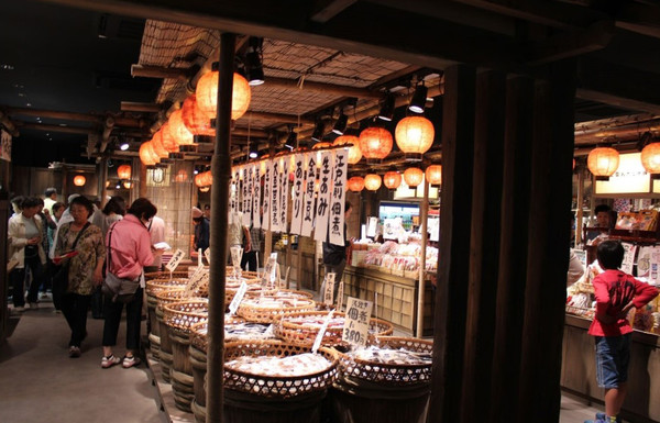 지역 특산물과 전통 과자를 파는 상점 내부 @뉴스코리아 김양현 특파원