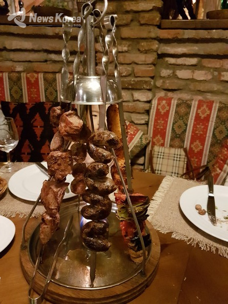 수프라에 최고 요리중 하나인 모듬 바베큐 (므츠와디) @뉴스코리아 박철호 특파원