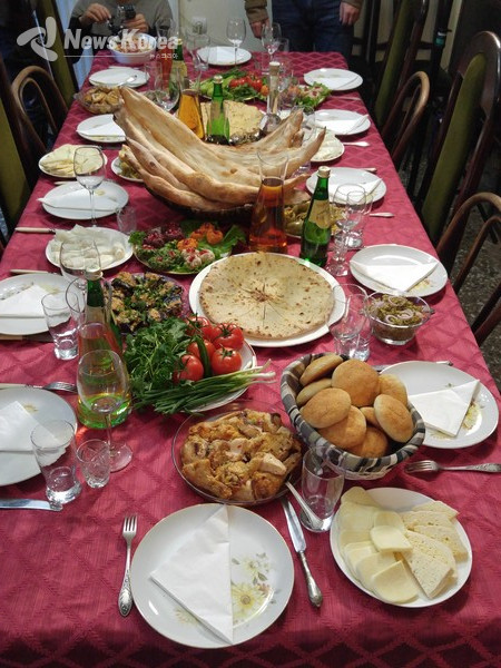 조지아의 만찬 수프라 - 찬 음식을 먼저 준비하고 따뜻한 음식은 식사중 준비된다. @뉴스코리아 박철호 특파원