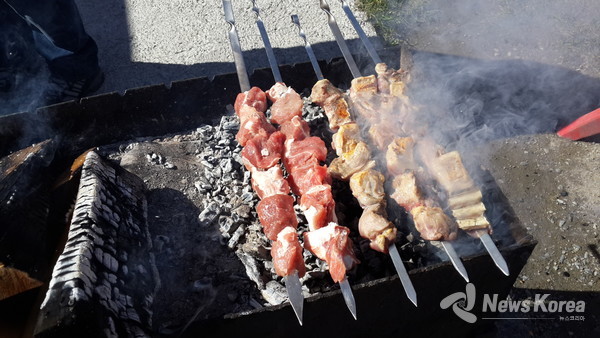 수프라에 메인 요리 바베큐(므츠와디) - 바베큐를 굽는 냄새가 돌아가신 영웅들이 있는 하늘까지 간다고 믿기 때문에 바베큐가 나오기전 모든 잔을 비우고 바베큐(므츠와디)가 나오면 조국과 민족을 위하여 돌아가신 순국 선열들을 위한 건배를 한다 @뉴스코리아 박철호 특파원