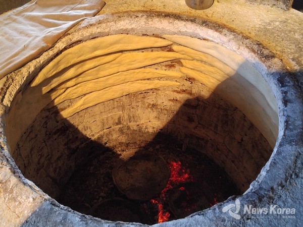 화덕에 구워지는 엄마의 빵 쇼티 @뉴스코리아 박철호 특파원