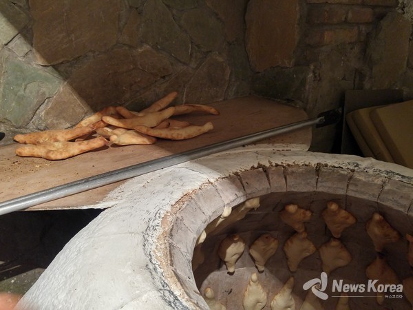 화덕과 조지아 사람의 주식인 엄마의 빵 쇼티,  지역에 따라 빵의 모양이 다르다 @뉴스코리아 박철호 특파원