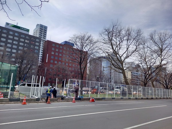 출도착 지점이 될 오도리공원 일부지역에 팬스 작업 중 @뉴스코리아  김경전 특파원