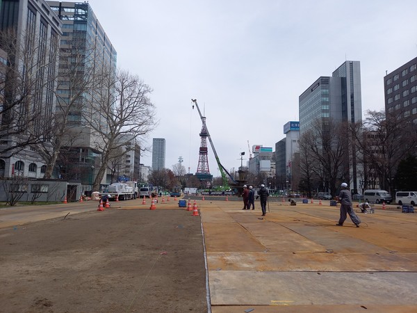 오도리 공원의 잔디를 걷어내는 공사가 진행중이다. @뉴스코리아 김경전 특파원