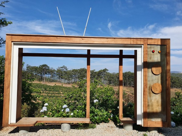 까페앞 작은 마당에 만든 TV모양의 벤치 @뉴스코리아 이웅연 특파원