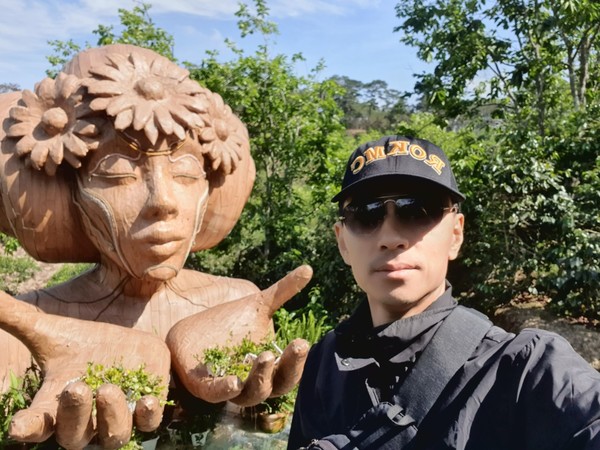 정원 한가운데 나무 조형물과 함께 @뉴스코리아 이웅연 특파원