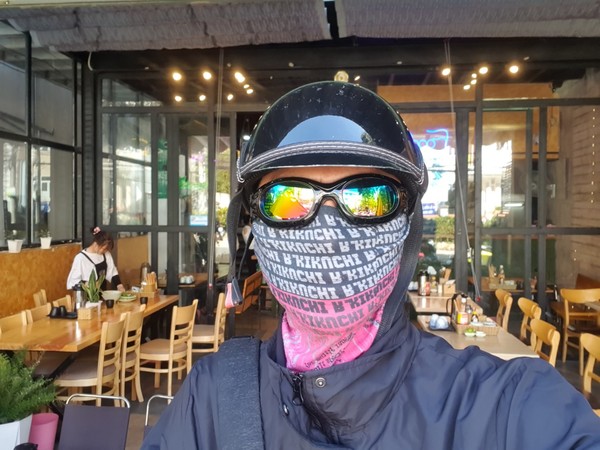 바이크 주차후 음식점 앞 @뉴스코리아 이웅연 특파원