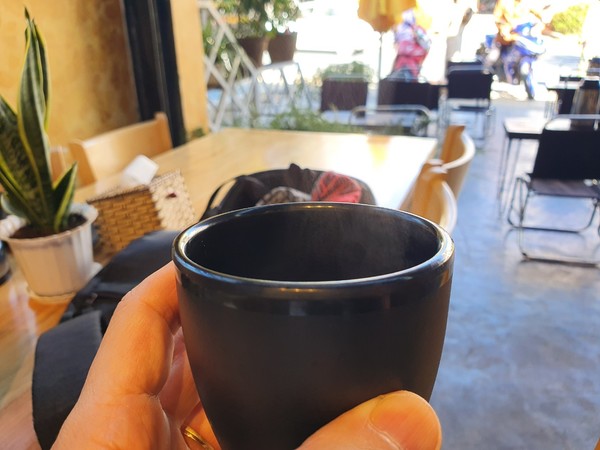 테이블에 있는 아티소차 한잔 마시는중 @뉴스코리아 이웅연 특파원