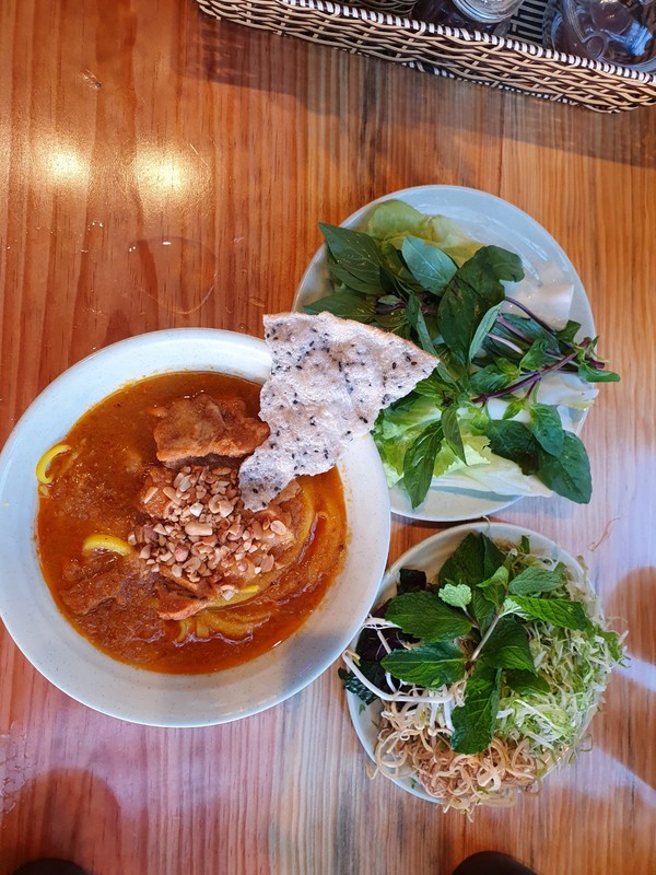 미꽝은 다낭지역의 특산 쌀국수다. 바나나꽃 채썰은것과 야채를 함께 넣어서 비벼 먹으면 더 맛있다. @뉴스코리아 이웅연 특파원