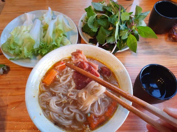 후띠유 역시 야채나 고기와 함께 먹는다. @뉴스코리아 이웅연 특파원