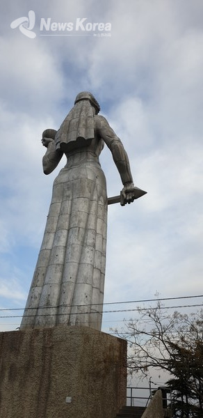 올드 트빌리시를 내려다 보는 조지아 어머니상 @뉴스 코리아 박철호 특파원