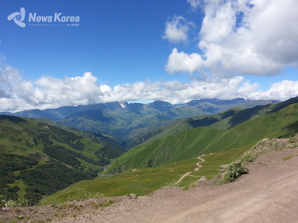 해발 2,700미터에서 바라본 코카서스 산맥 @뉴스코리아 박철호 특파원