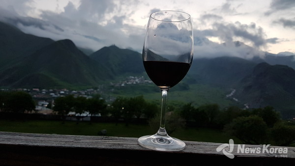 와인잔에 담긴 해발 5,047미터 카즈벡 봉우리와 사페라비 와인 @뉴스코리아 박철호 특파원
