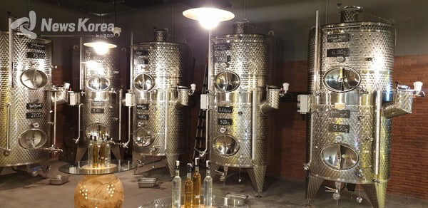 조지아 트빌리시 마트의 와인 판매 탱크, 조지아 사람들은 집에 와인이 떨어지면 이곳에서 리터로 구입한다. @ 뉴스코리아 박철호 특파원