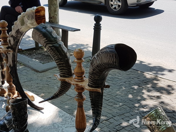 벼룩 시장이나 여행지에서 판매 되는 전통 뿔잔, 사진은 산양 뿔잔 @뉴스코리아 박철호 특파원