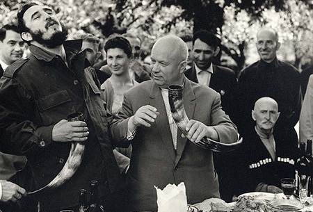 칸지를 들고 있는 쿠바 카스트로와 소련 당 서기 후르시쵸프 (사진 조지아 국립 박물관)@ 뉴스 월드 코리아 박 철호 특파원