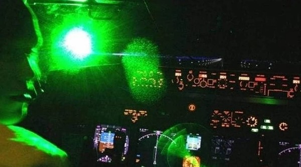 레이저 포인트 공격을 받은 에어뉴질랜드 항공기(사진제공 = 위클리코리아)