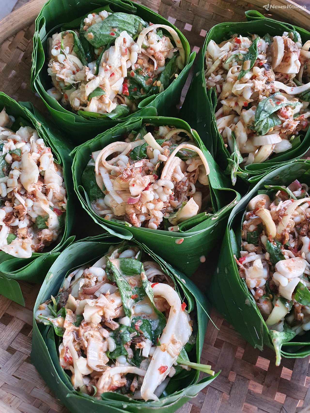 붉은 개미알 찜은 갖가지 재료를 함께 바나나잎으로 싸서 쪄내기도 한다. @뉴스코리아 김대민 특파원