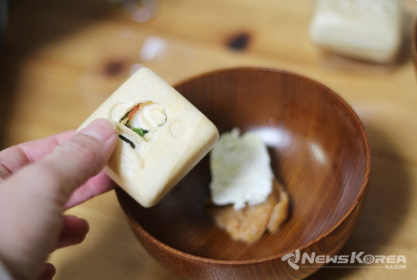 바삭한 모나카 가운데를 눌러 내부가 살짝 보이게 한다. @뉴스코리아 김양현 특파원