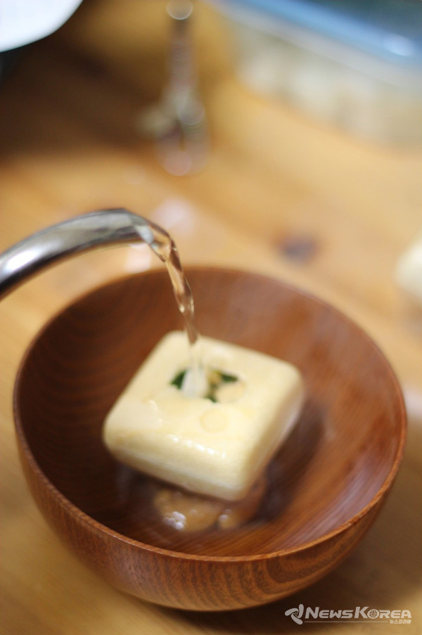 구멍이 난 모나카에 끊인 물을 부어준다. @뉴스코리아 김양현 특파원