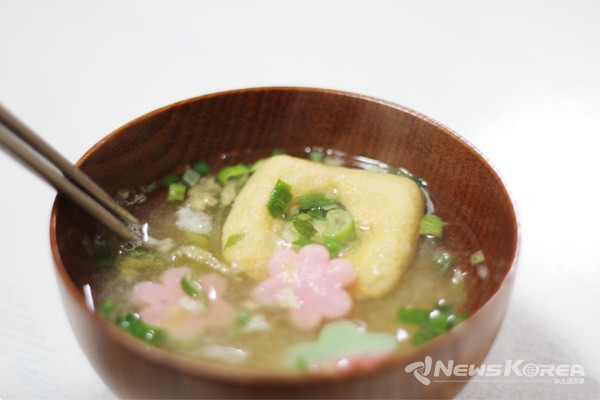 잘 저어 미소를 녹이면 장국이 완성되며 모나카 안에서 내용물이 불어 나오기 시작한다. @뉴스코리아 김양현 특파원