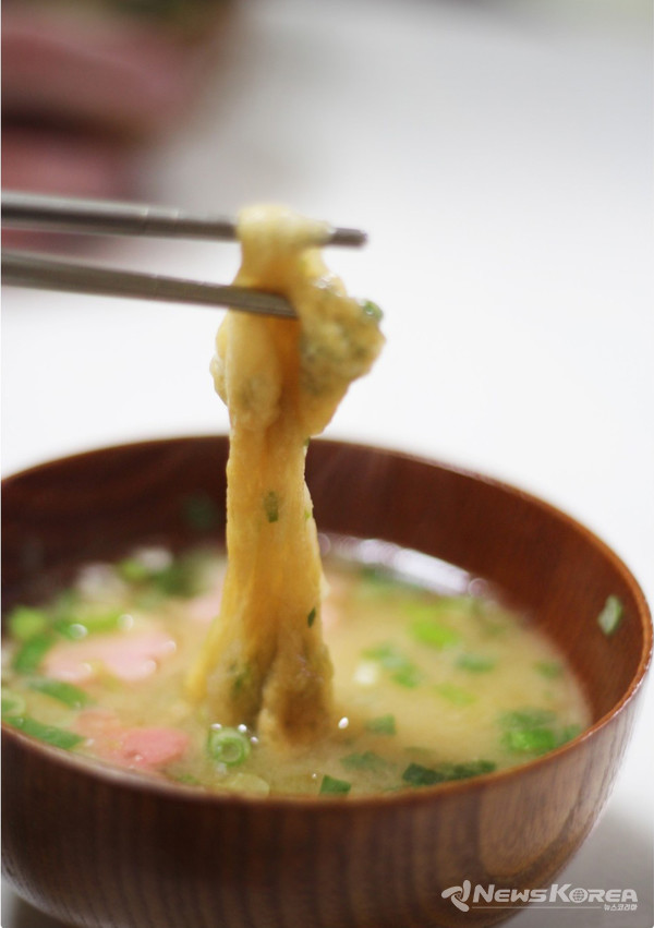바삭한 모나카도 맛있지만 찹쌀 반죽을 구워만든 모나카는 미소 장국에서도 구수한 맛을 낸다. @뉴스코리아 김양현 특파원