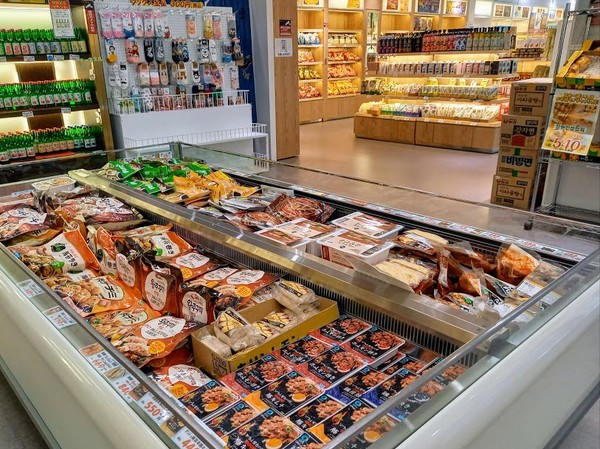 냉동고에 가득한 한국 상품들