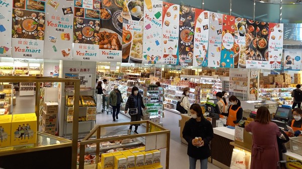 평일 점심 무렵 임에도 손님들로 붐비는 가게 안 