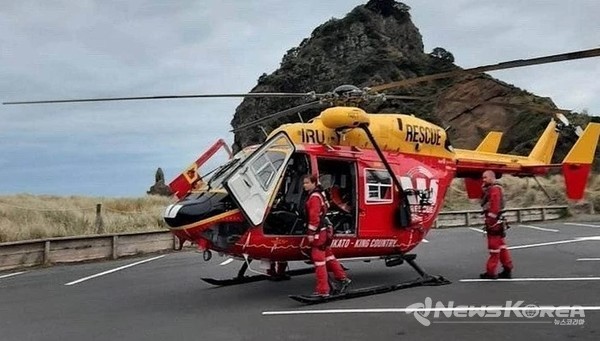 오클랜드 피하 비치에서 실종된 낚시꾼을 수색 중인 구조대(사진제공 = 위클리코리아)