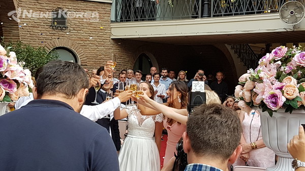 최근들어 조지아 신부들도 전통 의상 보다는 웨딩 드레스를 입는다 , 조지아 결혼식에서 독특한 점은 신부 친구들인 들러리들의 의상이 화려하다, 신부와 들러리들의 건배 @뉴스코리아 박철호 특파원