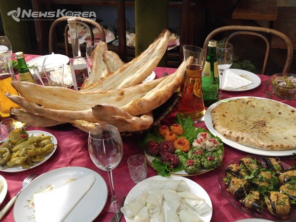 가정집에서 하는 수프라 상 차림 @뉴스코리아 박철호 특파원