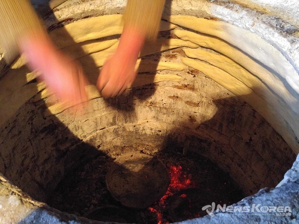조지아 사람들의 주식인 빵 "데다스 뿌리 (엄마의 빵 )을 만드는 화덕 @뉴스코리아 박철호 특파원