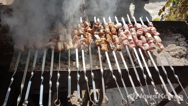 수프라에 메인요리라고 할수 있는 므츠와디(바베큐) @뉴스코리아 박철호 특파원