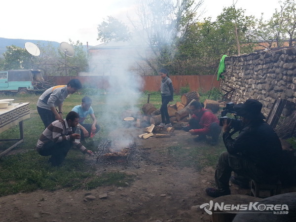 포도 나무에서 가지 치고 남은 포도 가지로 바베큐를 굽는다 @뉴스코리아 박철호 특파원