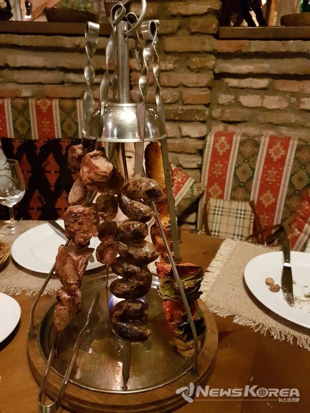 고급 레스토랑에서 즐기는 모듬 바베큐 @뉴스코리아 박철호 특파원