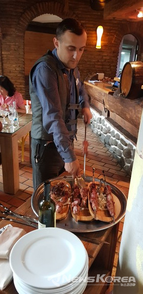 돼지 고기 바베큐 (호리스 므츠와디)를 서빙 하는 중   @뉴스코리아 박철호 특파원