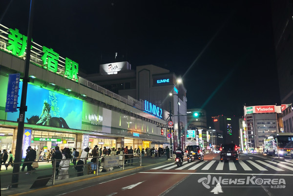 도쿄 신주쿠 역  주변은 여전히 사람들로 붐빈다. @뉴스코리아 김양현 특파원
