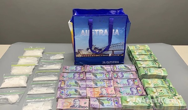 웰링턴 북쪽 마스터톤에서 발생한 차량 사고에서 발견된 현금과 마약(사진제공 = 위클리코리아)