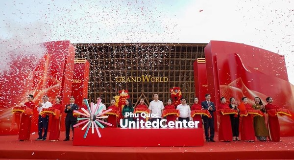 Vin group의 대표, Phu Quoc시의 지도자 및 손님이 개막식 테이프 커팅 행사를 수행했다.  @사진 출처 : Huu Khoa.