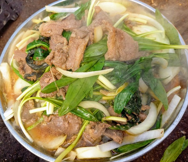 가운데가 솟아 불판 가장 자리는 국물이 고여 있다. @뉴스코리아 김경전 특파원)