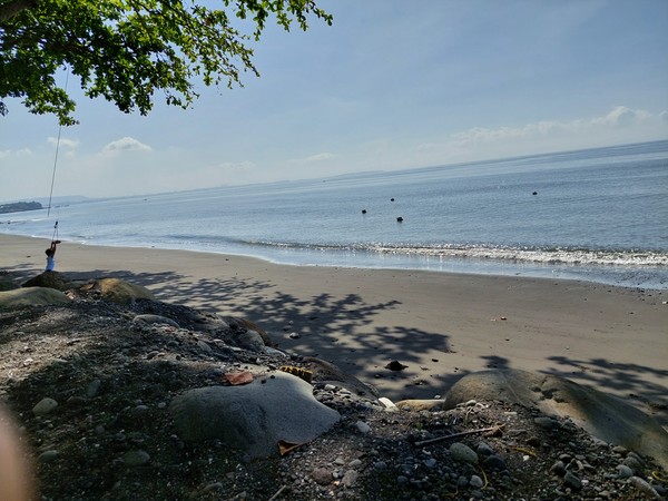 사진= 팬다믹으로 썰렁한 다바오 해변에서 홀로 그네를 타는 아이 - @뉴스코리아 이재숭 기자