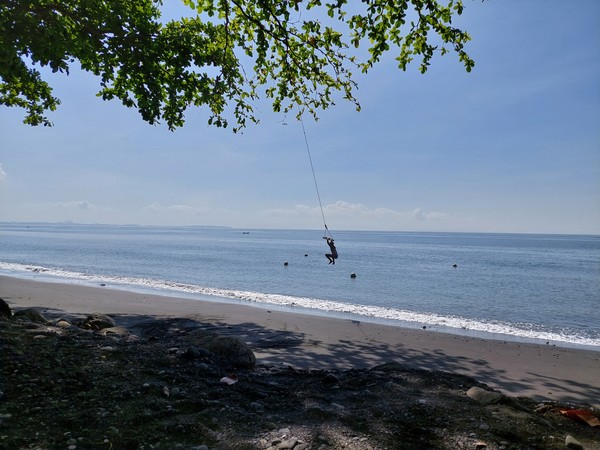 사진= 팬다믹으로 썰렁한 다바오 해변에서 홀로 그네를 타는 아이 - @뉴스코리아 이재숭 기자